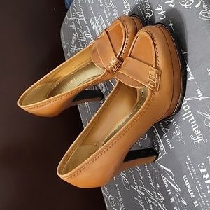 Gianni Bini brown leather loafer heels